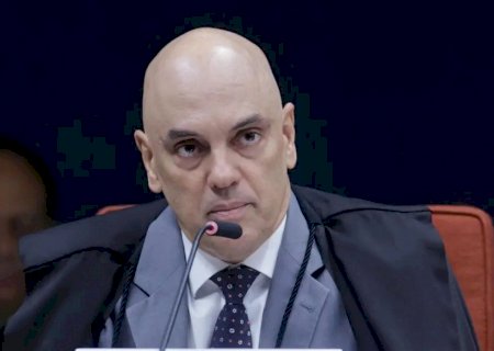 Moraes pede parecer da PGR sobre incluir Jair e Flávio em inquérito