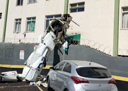 Avião de pequeno porte cai e bate em prédio em Belo Horizonte; piloto morreu