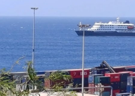Passageiros começam a deixar navio onde houve surto de hantavírus