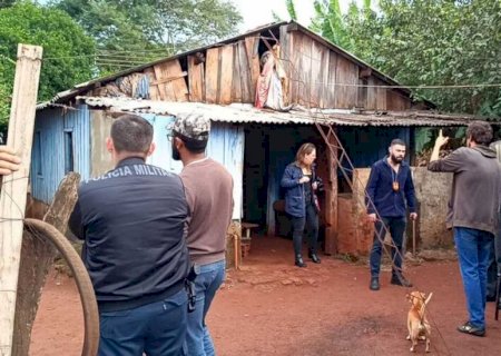 Mulher é encontrada morta dentro de casa e polícia suspeita de feminicídio