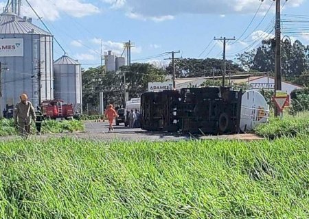 Caminhão com etanol tomba no trevo de acesso a Campo Grande; risco de explosão (vídeo)