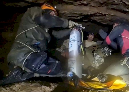 Equipes de resgate retiram quatro pessoas de caverna inundada no Laos