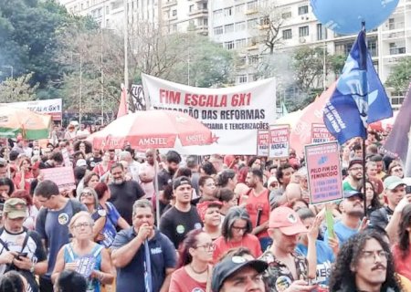 Manifestação em SP pede fim da escala 6x1 e ações contra o feminicídio