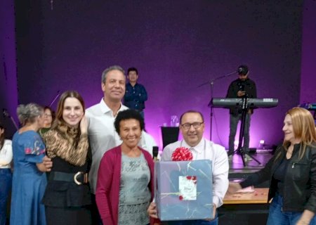 Itaporã - Ação do vereador Adriano leva presentes e reconhecimento às mães da Melhor Idade (Fotos)
