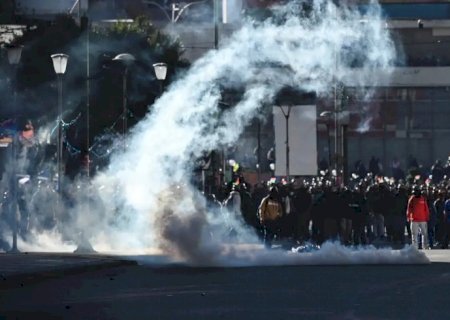 Em meio a protestos, Bolívia revoga lei que limitava estado de exceção