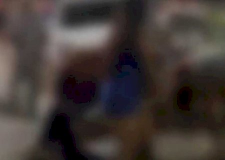 Mulheres rolam na lama e trocam puxões de cabelo no centro de Aquidauana (vídeo)