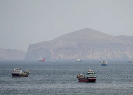 Mísseis atingem navio de guerra dos EUA que tentava entrar em Ormuz