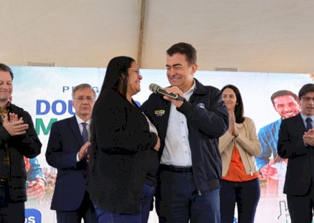 Prefeitura entrega título da casa própria para 145 famílias após décadas de espera em Dourados