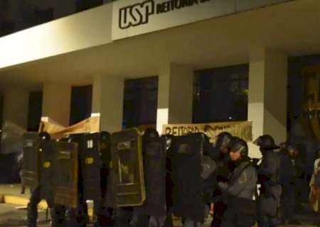 Vereadores provocam universitários em SP e ato tem confronto