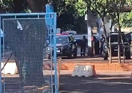 Quatro viaturas: promotor e policiais reviram secretaria de Obras