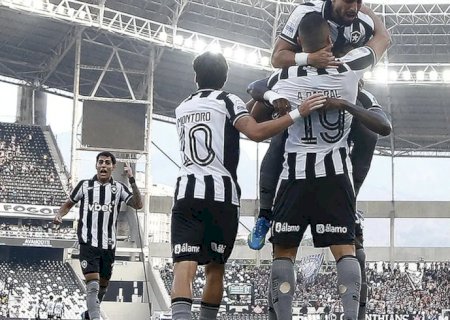 Botafogo vence Corinthians pelo Brasileirão com três de Arthur Cabral