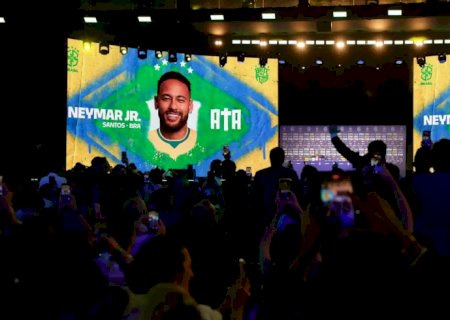 Neymar não treina em apresentação e preocupa a duas semanas da Copa