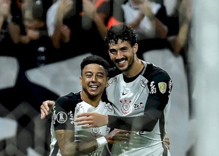 Corinthians vence Pe&ntilde;arol e abre vantagem por vaga nas oitavas