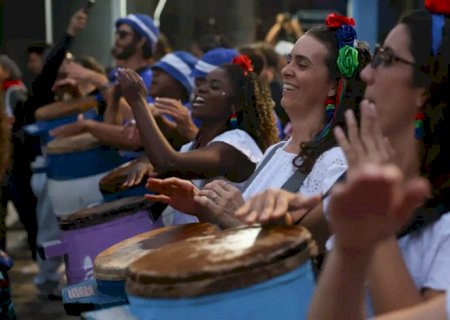 Cortejo de culturas tradicionais reúne três gerações da mesma família