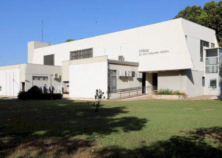 Casal que xingou e arremessou objetos em recepcionista de hotel é condenado pela Justiça