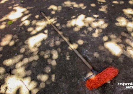 Homem leva pedrada de companheiro e revida com golpes de vassoura e mordida em Campo Grande