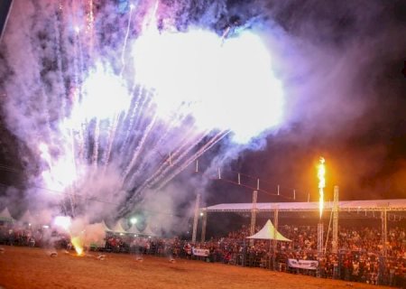 Em noite de festa, Bodoquena ganha novas moradias e obras urbanas para atender a população