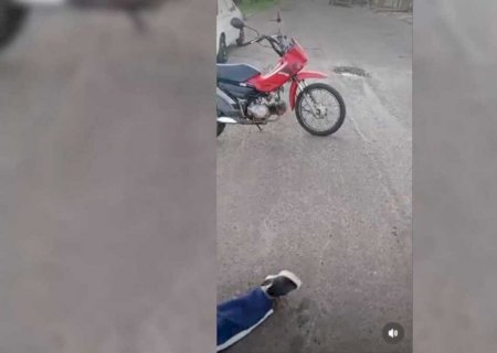 Idoso cai de motocicleta por causa de buraco em rua do bairro Buriti (vídeo)