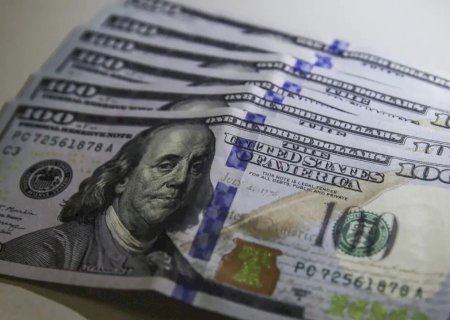 Dólar fecha abaixo de R$ 4,90 pela primeira vez em 28 meses