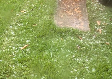 Tempestade atinge bairros de Dourados com chuva forte e queda de granizo