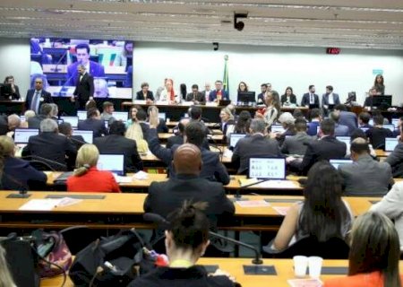 Comiss&atilde;o aprova fim da escala 6x1 e redu&ccedil;&atilde;o da jornada para 40 horas semanais