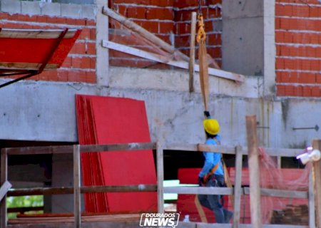Maioria é a favor do fim da escala 6x1 de trabalho, aponta enquete