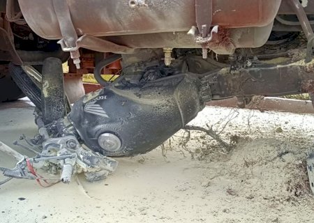 Acidente entre carreta e motocicleta deixa uma pessoa morta em Dourados