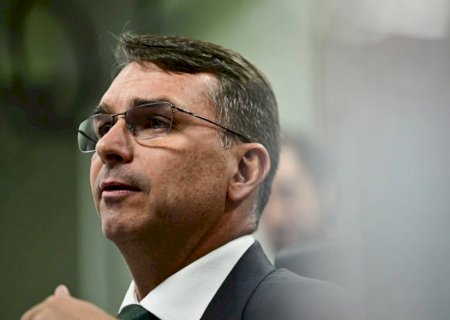 Em busca de agenda positiva, Flávio Bolsonaro está em Washington para reunião com Trump