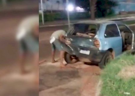 Motorista parado em semáforo é atingido por caminhonete e pede ajuda para achar culpado