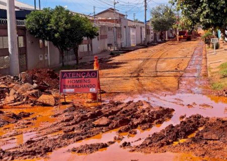 Obra de esgoto agrava lama e moradores cobram asfalto no Guanandi II