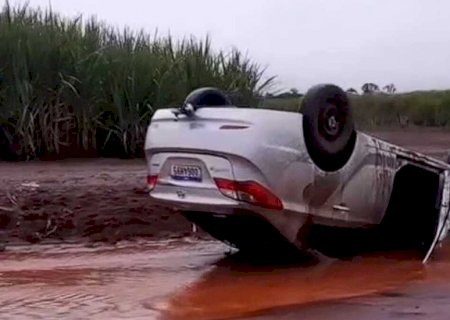 Motorista perde controle de direção e carro capota em Lagua Carapã