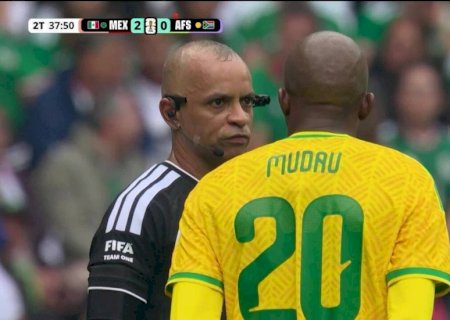 Jogadores não entendem instrução do árbitro Wilton Pereira em inglês, e torcida brasileira se diverte