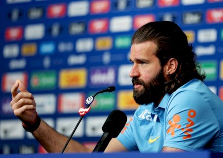 Alisson cobra defesa do Brasil: "Uma equipe vencedora tem que odiar tomar gol"