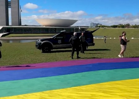 Polícia legislativa proíbe bandeira LGBTQIA+ em gramado do Congresso