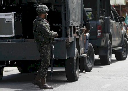 Polícia faz ação para cumprir 56 mandados de prisão na Maré, no Rio