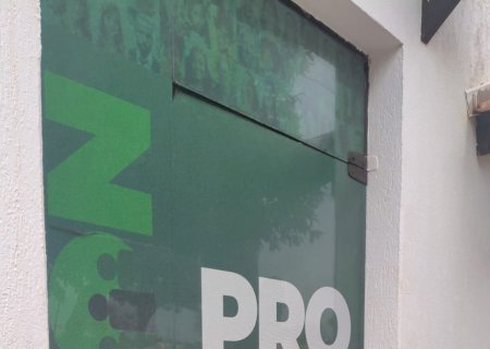 Bloqueio de celular por dívida deixa entregadora de Itaporã sem renda e acende alerta sobre prática ilegal