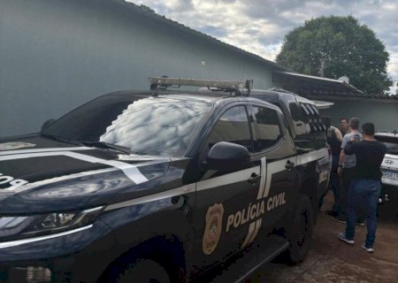 Suspeito de violência doméstica resiste à prisão e é detido após fuga em milharal