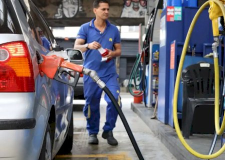 Vendas no comércio recuam 1,5% em abril, impactadas por combustíveis