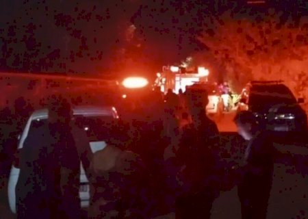 Criança morre intoxicada ao buscar abrigo entre sofá e parede da sala