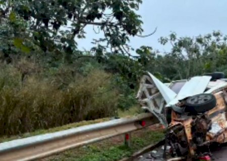 Homem morre na BR-163 após bater picape em carreta