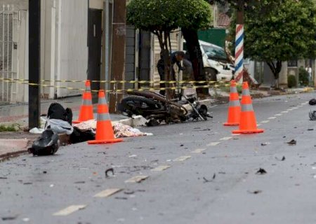 Motociclista &eacute; atingida por caminhonete e morre na Rua Maracaju