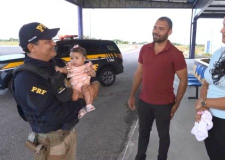 Família reencontra PRF que salvou bebê de 4 meses engasgada