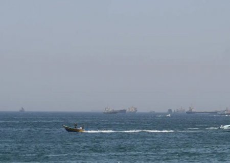 EUA lançam novos ataques contra Irã; forças iranianas fecham Ormuz