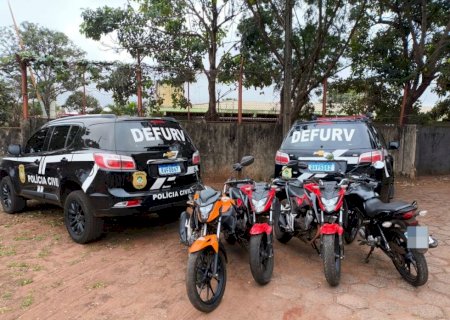 Quadrilha de desmanche é presa com motos furtadas, arma e ferramentas