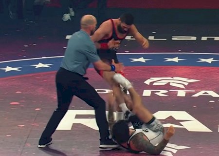 Ex-campeão do UFC chuta rival e causa briga generalizada em luta de wrestling; veja