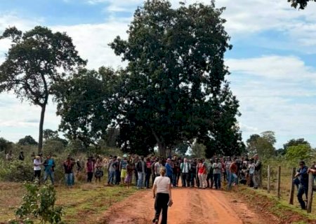 Ind&iacute;genas bloqueiam estrada durante reuni&atilde;o com Funai em Sidrol&acirc;ndia
