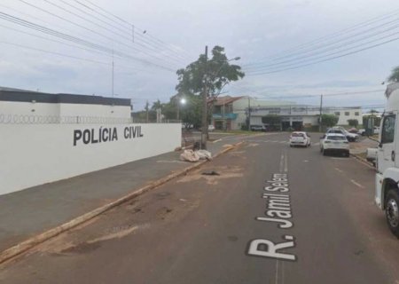 Após furto, familiares de envolvidos brigam em frente à delegacia em Naviraí