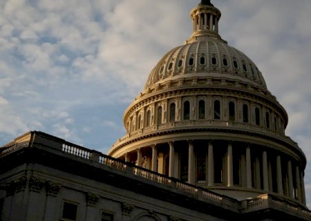 Deputados dos EUA apoiam regra que limita poderes de Trump contra Irã