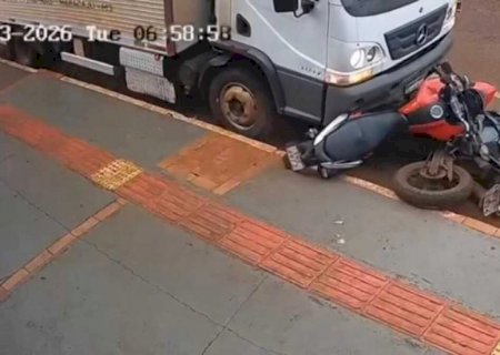 Câmeras registram caminhão de frigorífico arrastando motos estacionadas em Rio Brilhante
