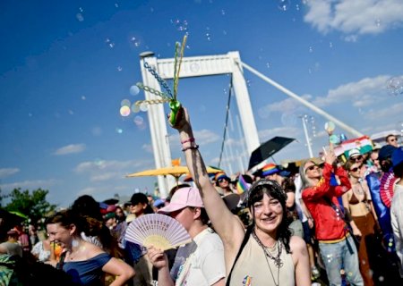 Húngaros participam da 1ª Parada LGBTQ+ desde saída de Orbán